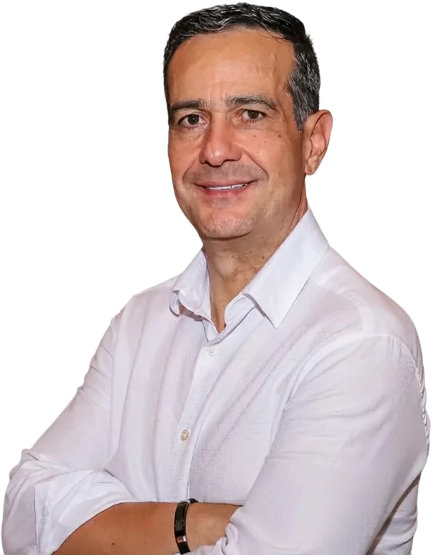 Edison Fernandes, CEO e fundador da Digitrix IT, de camisa branca e braços cruzados
