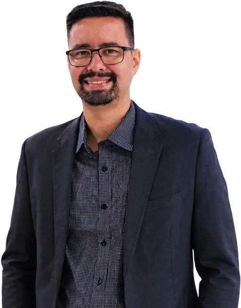 Raphael Fontes, CTO e cofundador da Digitrix IT, de blazer e óculos em um evento