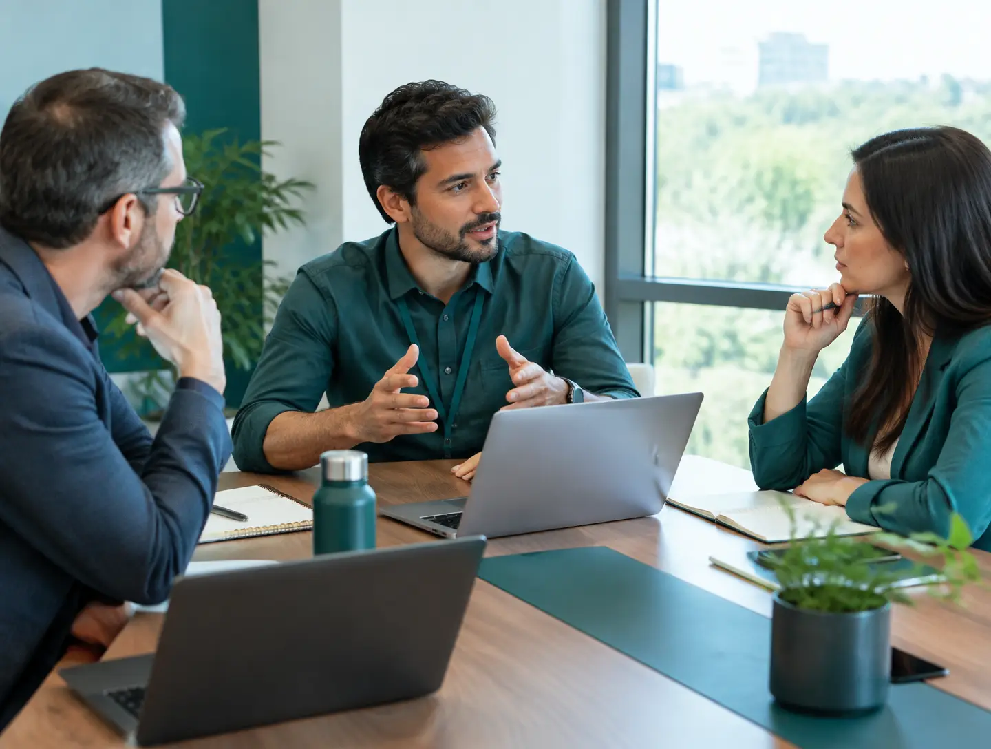 Especialistas conversando sobre prioridades de tecnologia em uma empresa